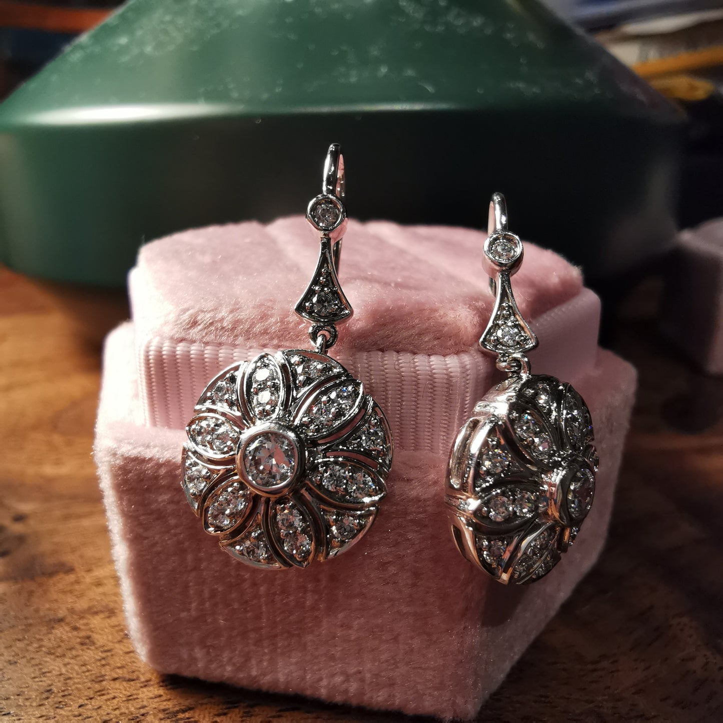Deco Dangle